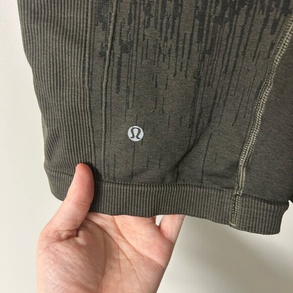 Lululemon Deep Camo Sculpt Shorts - Picture 3 of 3